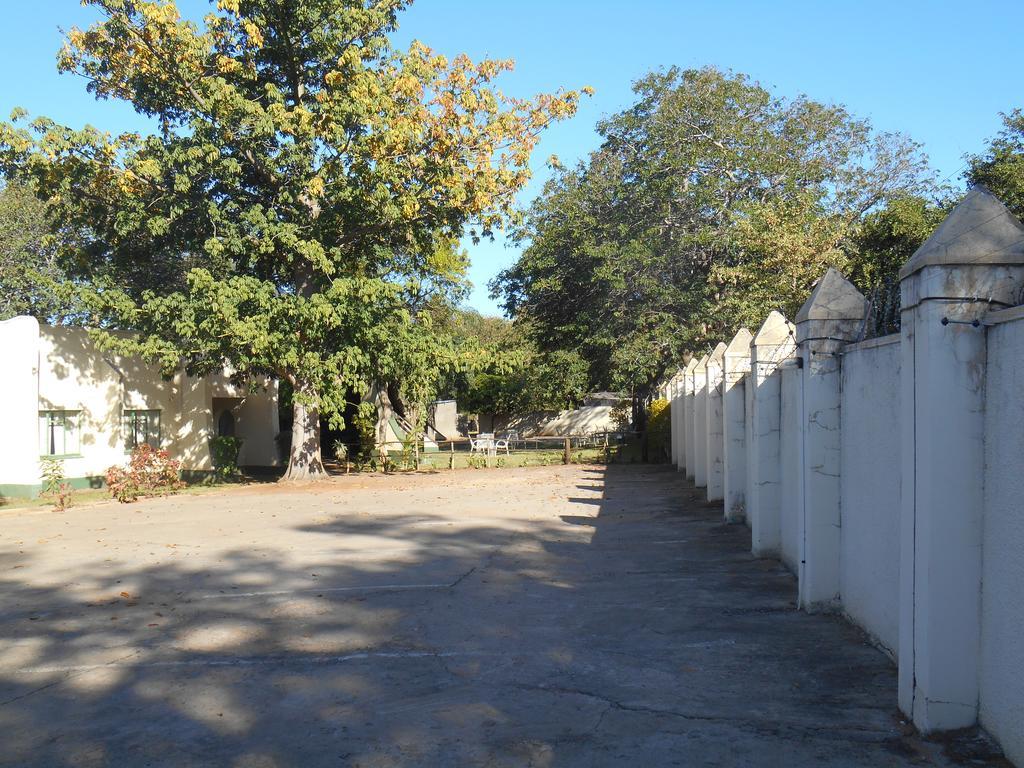 Victoria Falls Budget Hotel Buitenkant foto