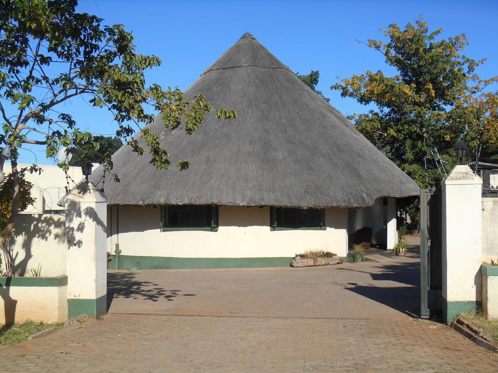 Victoria Falls Budget Hotel Buitenkant foto